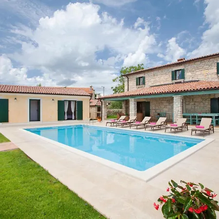 Villa Beautiful With Barbecue In Sveti Lovrec *